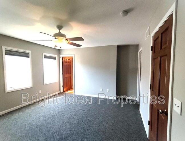 Building Photo - 5948 Oakgreen Ave N