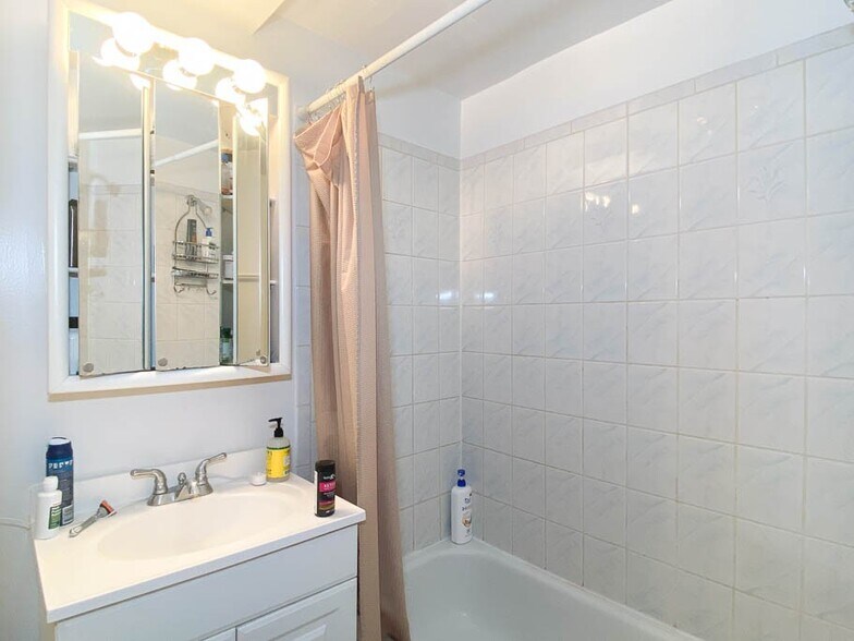 Building Photo - 922 W Addison St