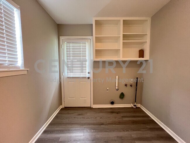 Building Photo - Beautifully Refreshed 3/2/2 in Fort Worth ...