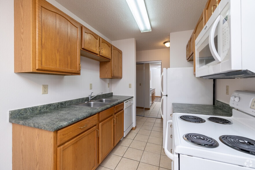 1BR, 1BA - 610SF - Kitchen - Dakota View Estates