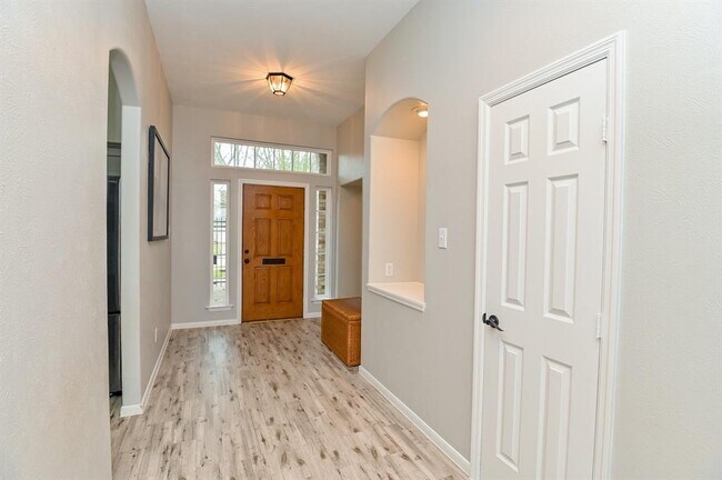 Building Photo - 2526 Lake Dale Ln