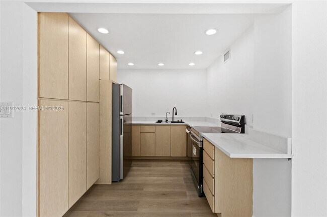 Building Photo - 6900 Bay Dr