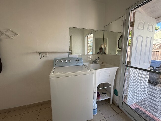 Building Photo - 2-1 Must See Cutey