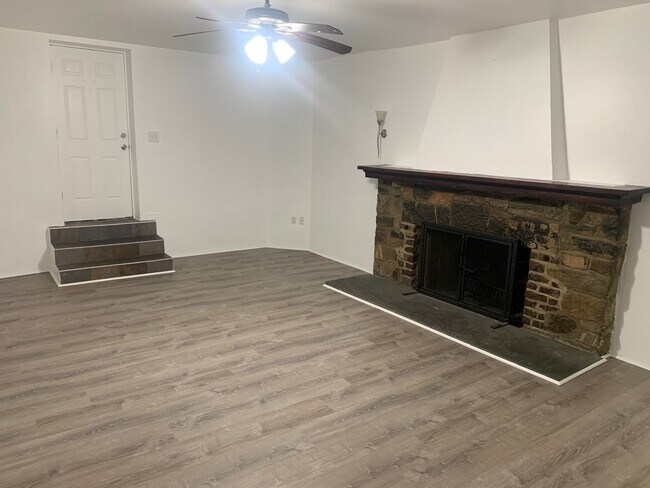 Building Photo - 2 Hollowbrook Plz