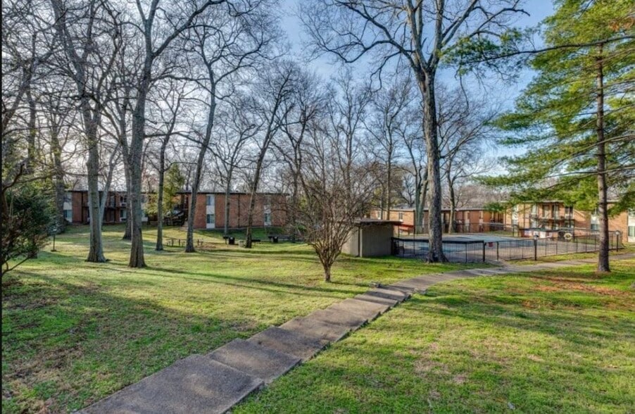 Building Photo - 2601 Hillsboro Pike