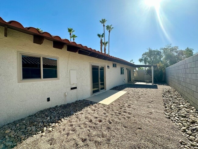 Building Photo - COMING SOON! 1 Bedroom 1 Bathroom Apartment in Palm Springs w/ Community Pool !