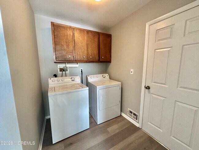 Building Photo - 382 W Park Ave