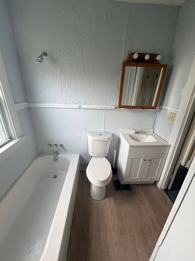 Building Photo - 12706 Parkhill Ave