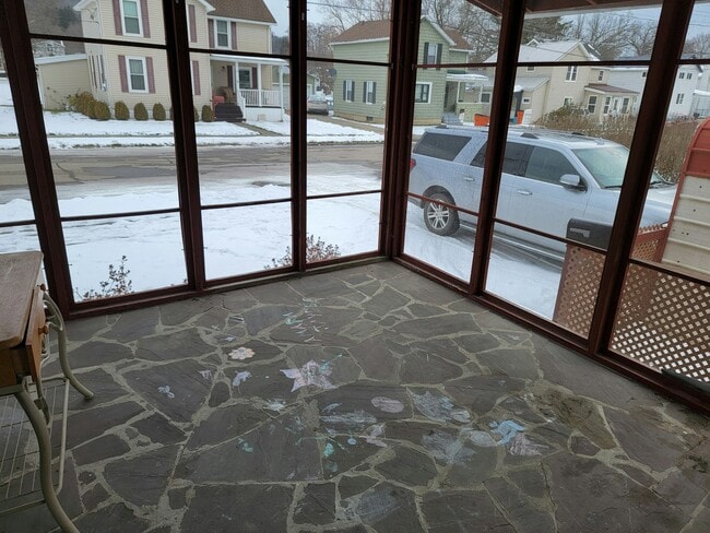 Building Photo - 45 Maple St