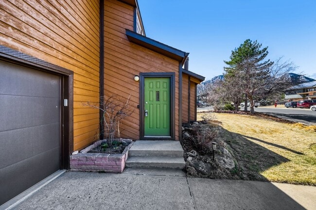 Building Photo - Incredible Shanahan Ridge Home with Flatiron Views