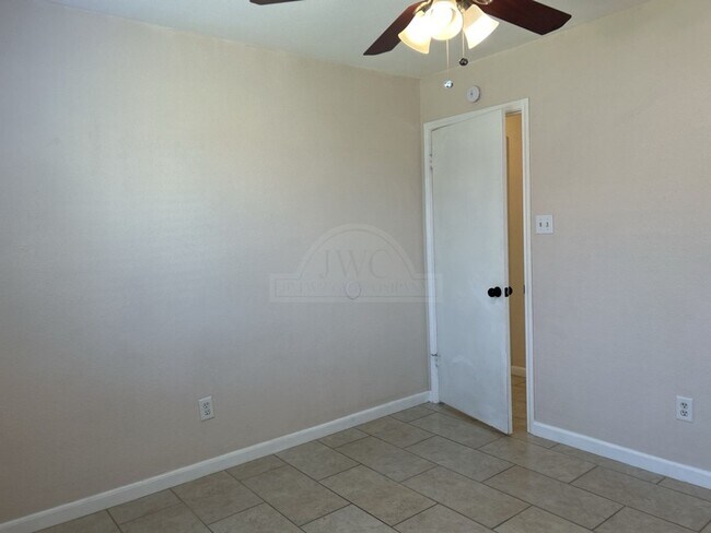 Building Photo - 4910 Parkwood Dr