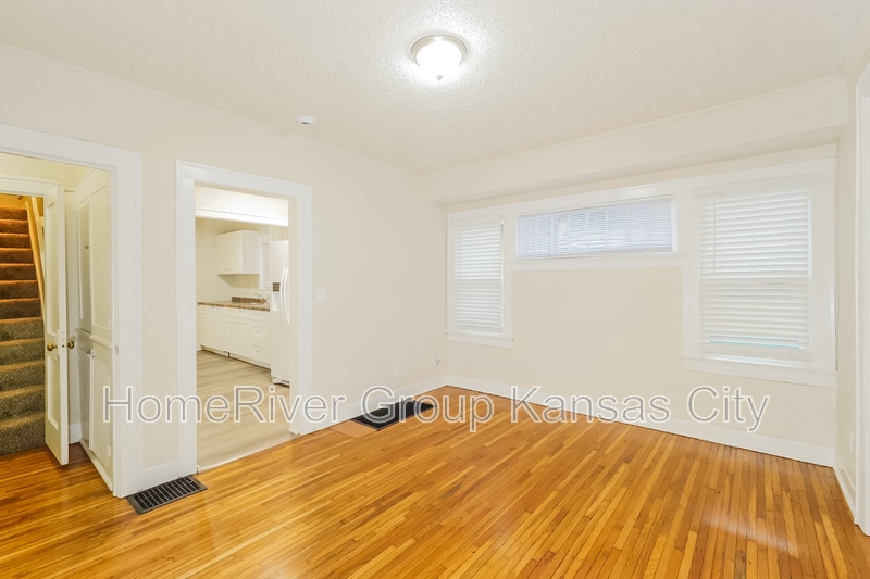 Building Photo - 2125 E 70th St