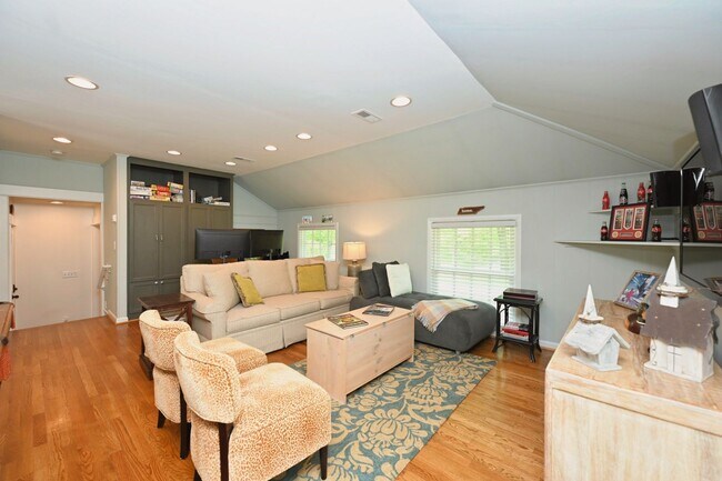 Building Photo - **RARE BRENTWOOD FIND, A MASTERCLASS IN ELEGANT SOUTHERN DESIGN**