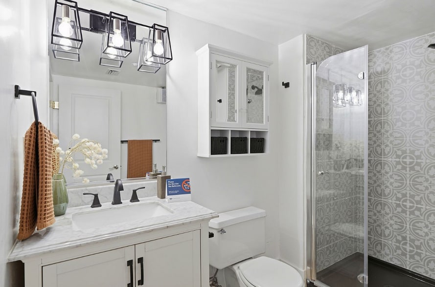 Guest Bathroom - 500 N St