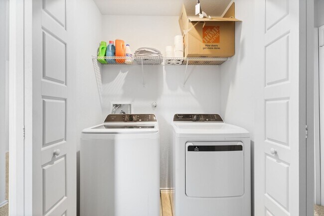 Building Photo - Charming Home Awaits: Spacious & Modern Living in a Prime Location