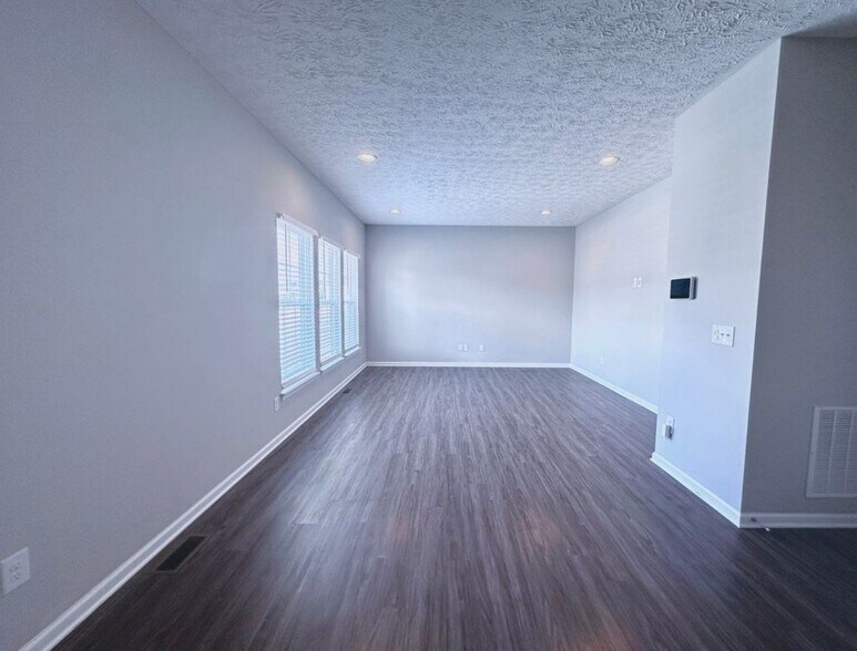Building Photo - 37571 Tail Feather Dr