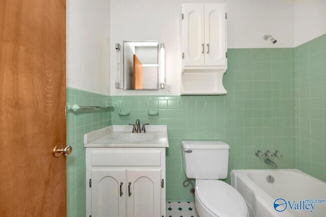 Building Photo - 1610 Chapman Ave NE