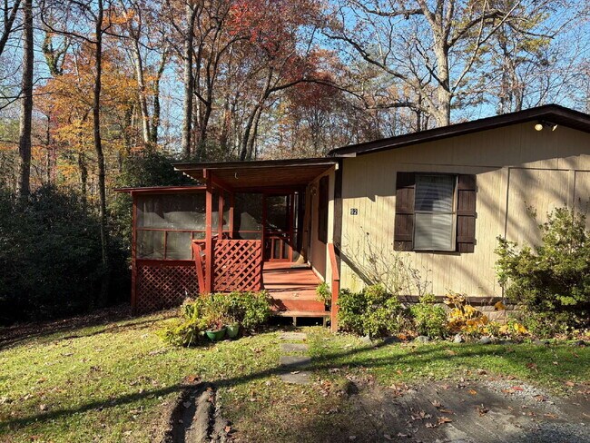 Building Photo - "Charming 3-Bedroom with 2 Full Baths in Hendersonville!"