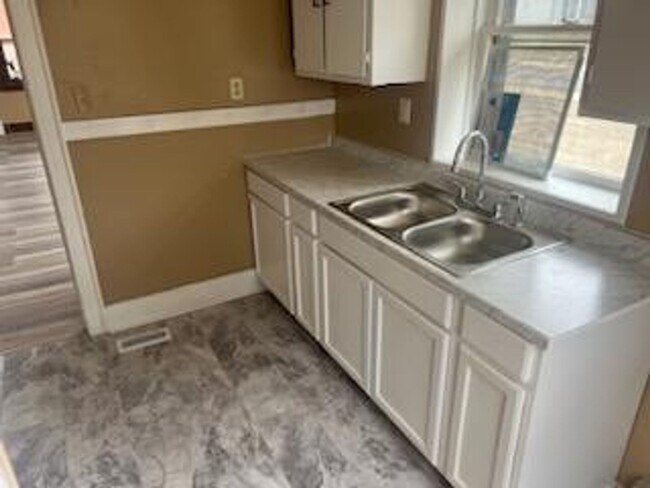 Building Photo - Adorable 3 Bedroom Home