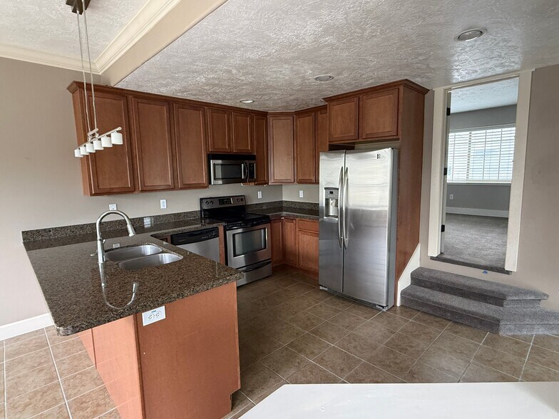 Building Photo - 597 E 1590 S