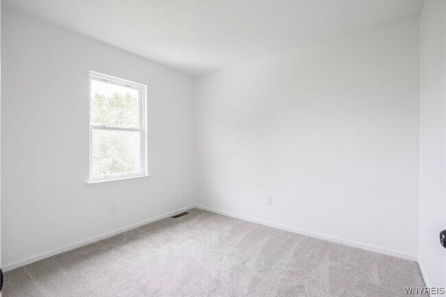 Building Photo - 76 Alverstone Way