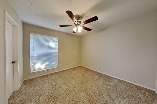 Building Photo - 2515 Chestnut Cir