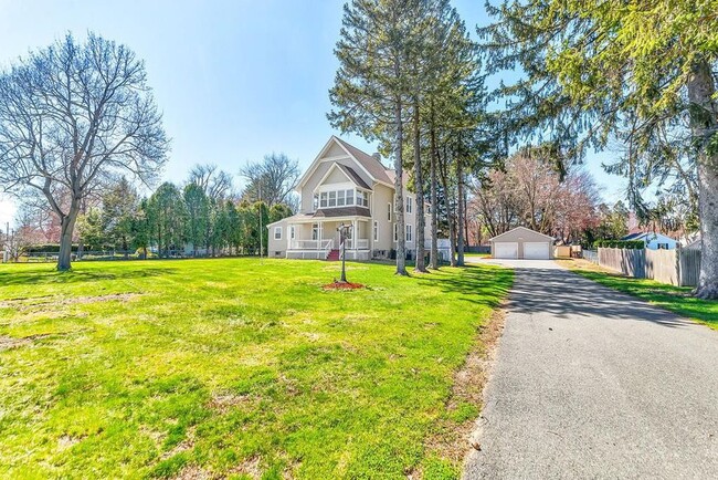 Long private driveway - 717 River Rd