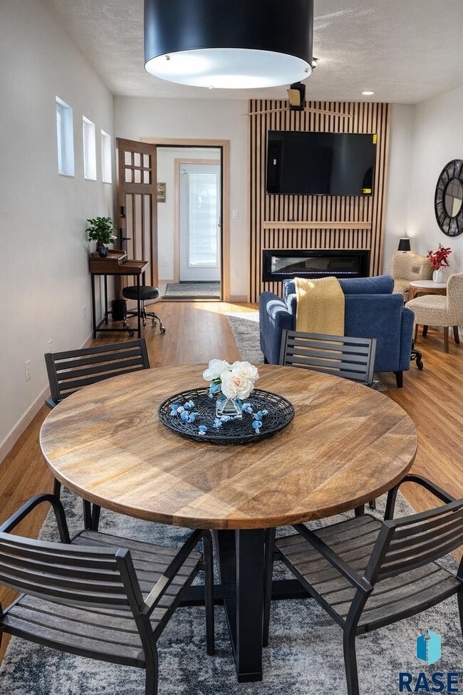 Building Photo - 920 S Summit Ave