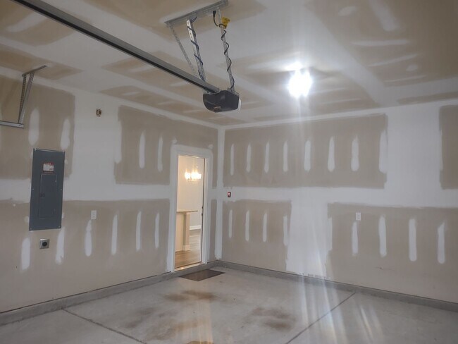 Building Photo - 1031 Ashcroft Cir
