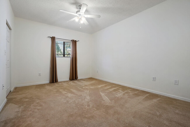 Building Photo - 2803 Sarento Pl