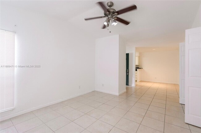 Building Photo - 833 Riverside Dr
