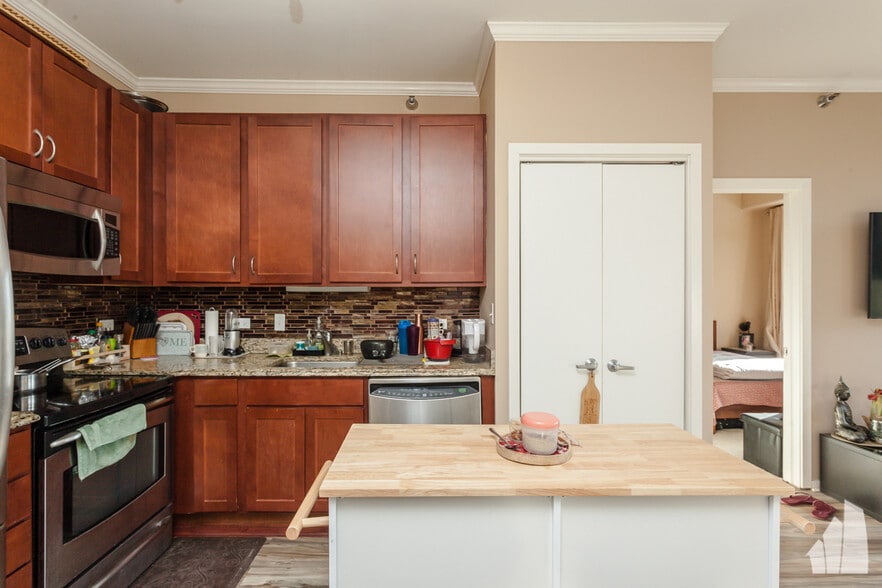 Building Photo - 1 E 8th St