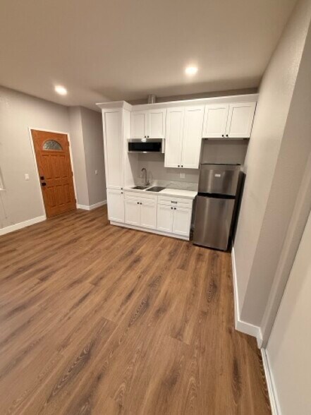 Building Photo - 2270 Prince Albert Dr