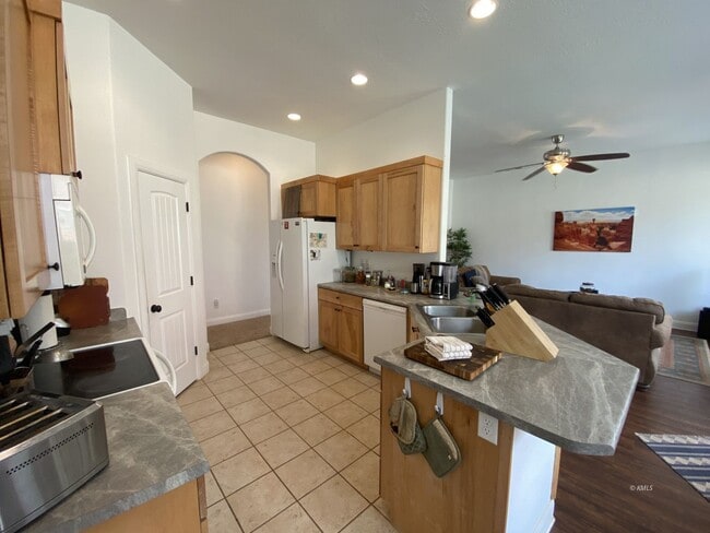 Building Photo - 463 Deadwood Dr