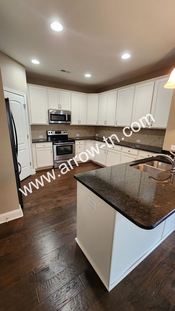Building Photo - Fantastic End Unit Townhome in Franklin!