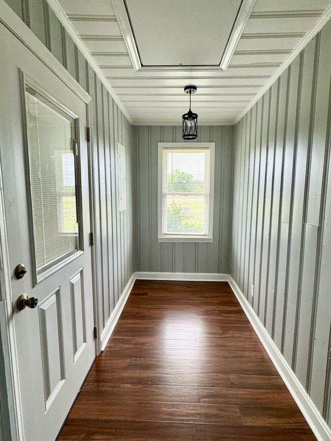 Building Photo - Move in ready! Fully Renovated with attent...