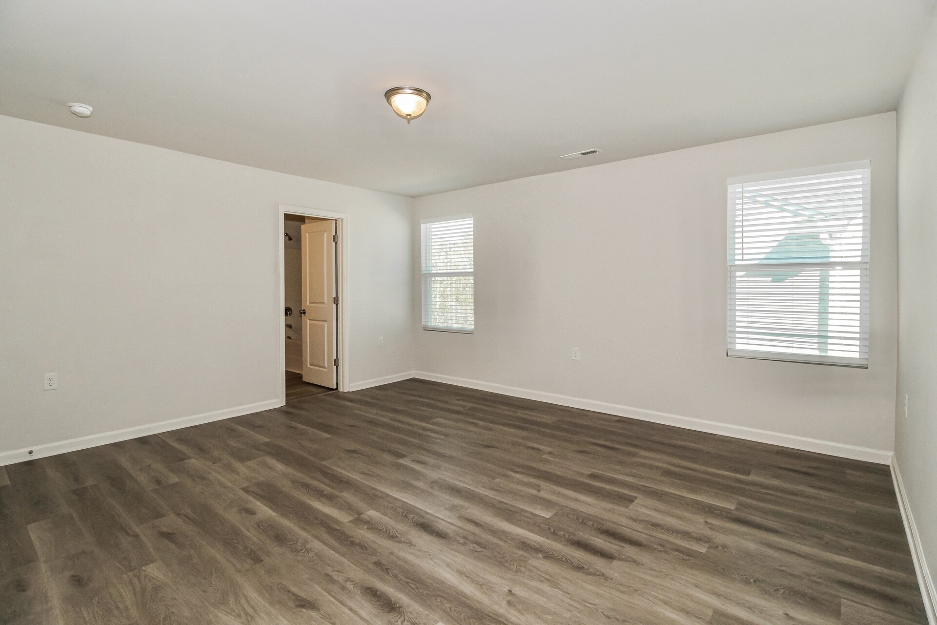 Building Photo - 668 Savanac St SE