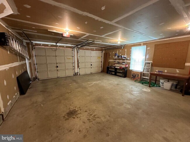 Building Photo - 28405 Pinehurst Cir