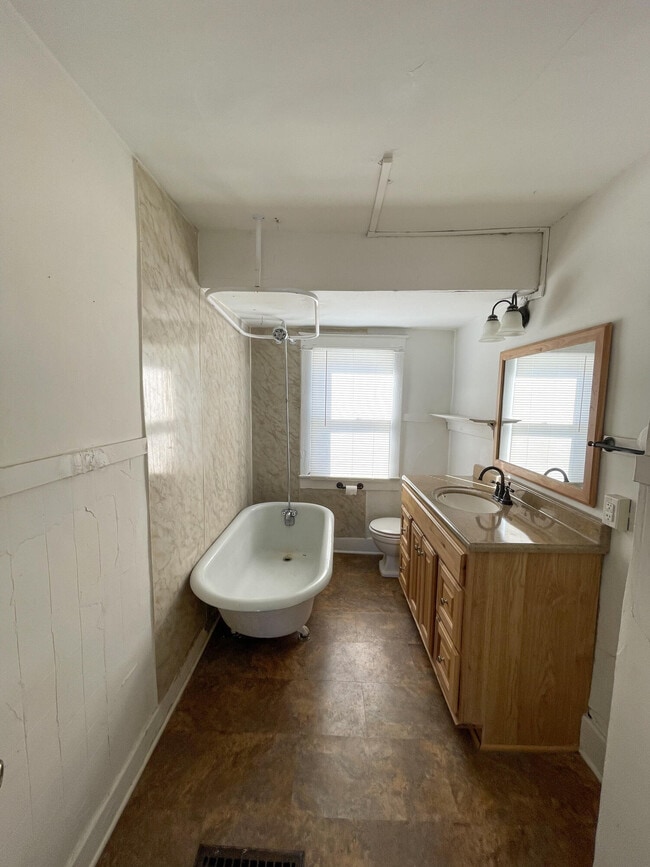 Building Photo - 21 Anderson Ave