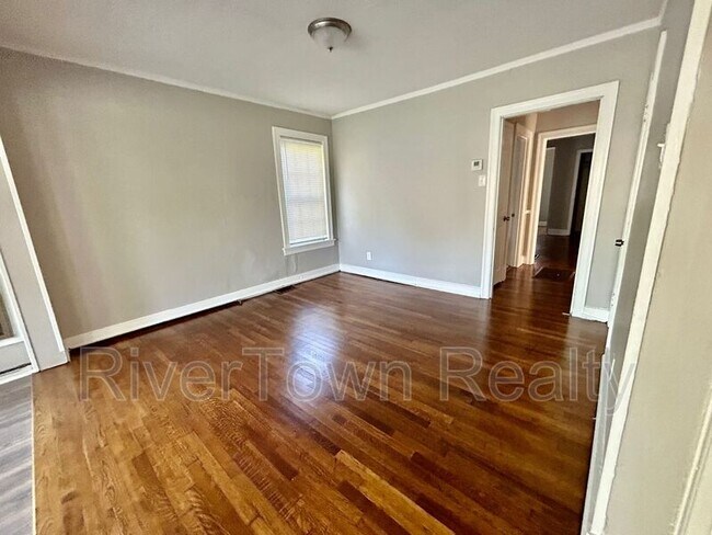 Building Photo - 2407 Larose Ave