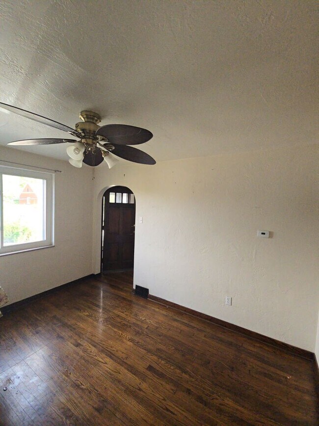 Building Photo - Welcome to this charming 3-bedroom, 1-bath...