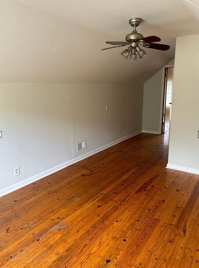 Building Photo - AVAILABLE MID-JUNE!