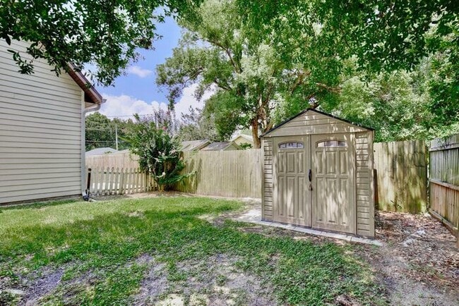 Building Photo - Lovely 3/2.5 Spacious Home with a Large Backyard in an Unbeatable Location near Downtown Orlando!