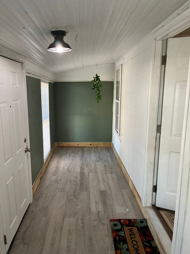 Building Photo - Cozy 2-Bedroom, 1-Bathroom Home