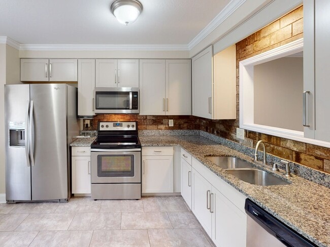 Building Photo - Move-in Ready Townhome in Desirable Sango ...
