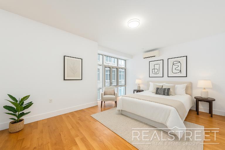 Building Photo - LUXURY LOFT in Queens!