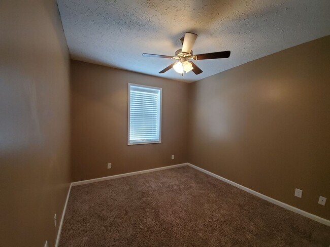 Building Photo - 5 Bedrooms 3 Bathroom Split Foyer