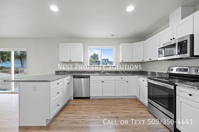 Building Photo - 215 W 1st St