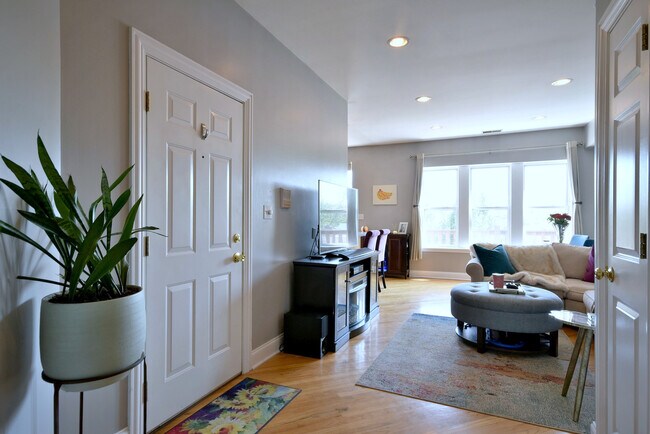 Building Photo - 3249 W Cullom Ave