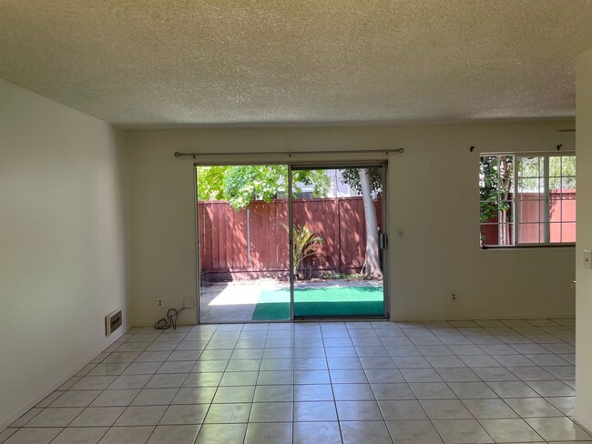 Building Photo - Spacious 2 Bedroom, 1 Bath Apartment w/ 1 Car Covered parking and onsite laundry